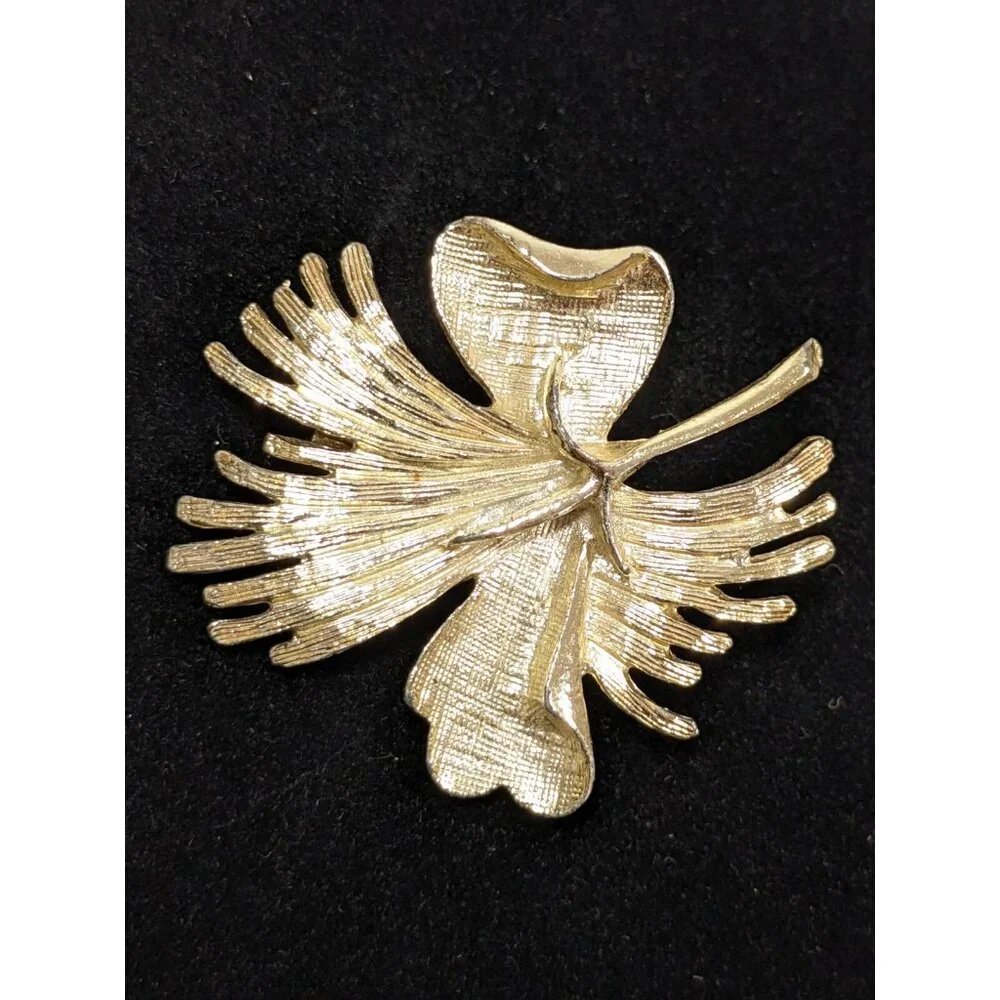 Vintage ORNK Hibiscus Flower‎ Gold Tone Brooch Pin